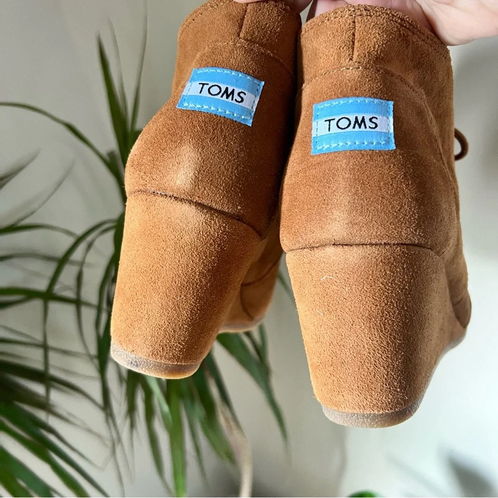 TOMS cute  Desert Bootie Wedge size 9.5 Chestnut suede New with original…